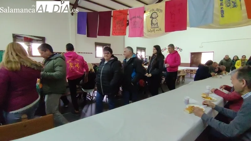 Comida de hermandad en Yecla de Yeltes en las fiestas de San Sebastián / CORRAL