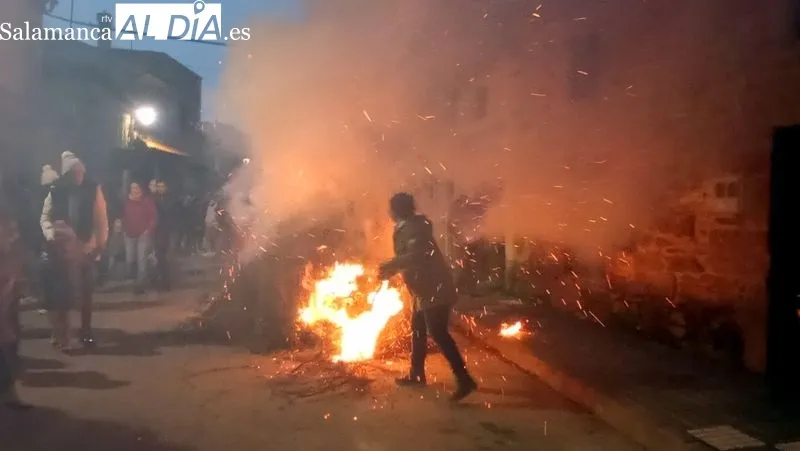 Las calles de Sobradillo se llenaron de humo purificador al paso de la imagen de San Sebastián