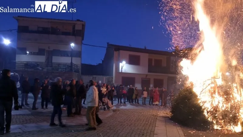 Las calles de Sobradillo se llenaron de humo purificador al paso de la imagen de San Sebastián