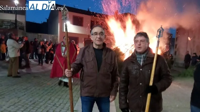 Las calles de Sobradillo se llenaron de humo purificador al paso de la imagen de San Sebastián