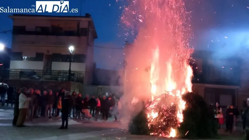 Las calles de Sobradillo se llenaron de humo purificador al paso de la imagen de San Sebastián