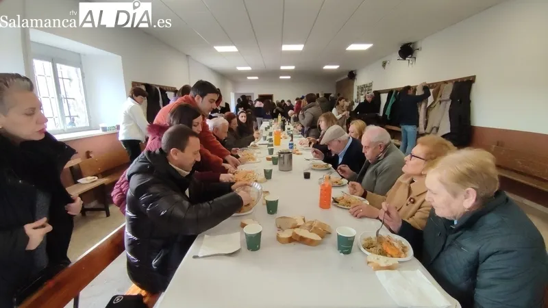 Los vecinos de Escuernavacas decían adios a las fiestas de San Vicente con una comida de hermandad  