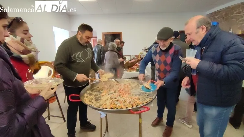 Los vecinos de Escuernavacas decían adios a las fiestas de San Vicente con una comida de hermandad  