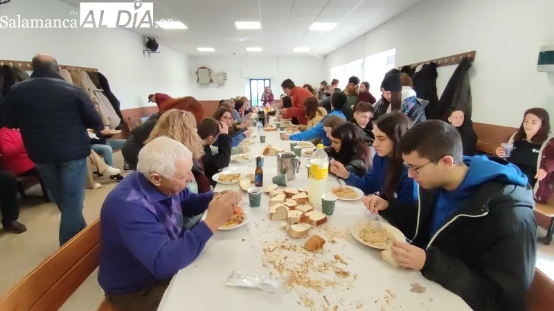 Los vecinos de Escuernavacas decían adios a las fiestas de San Vicente con una comida de hermandad  
