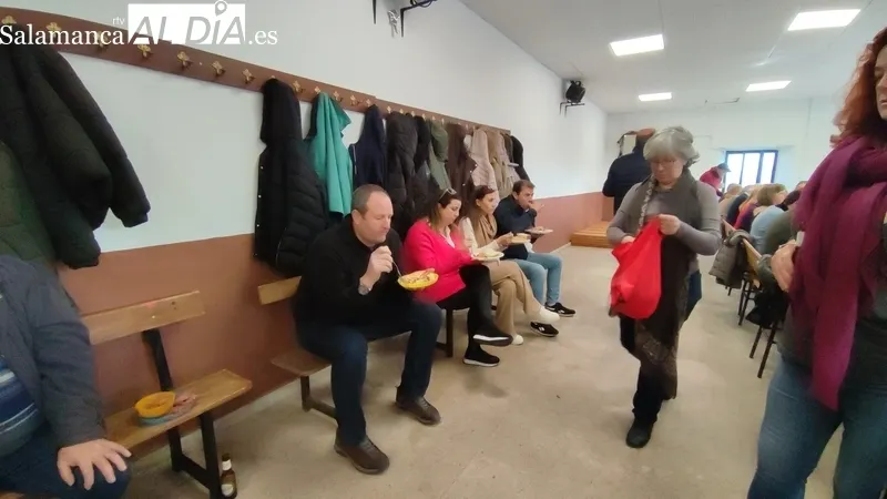 Los vecinos de Escuernavacas decían adios a las fiestas de San Vicente con una comida de hermandad  