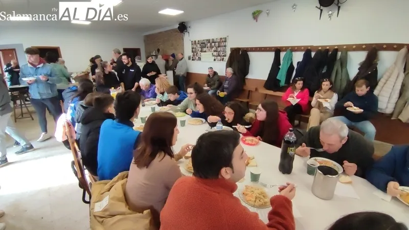 Los vecinos de Escuernavacas decían adios a las fiestas de San Vicente con una comida de hermandad  