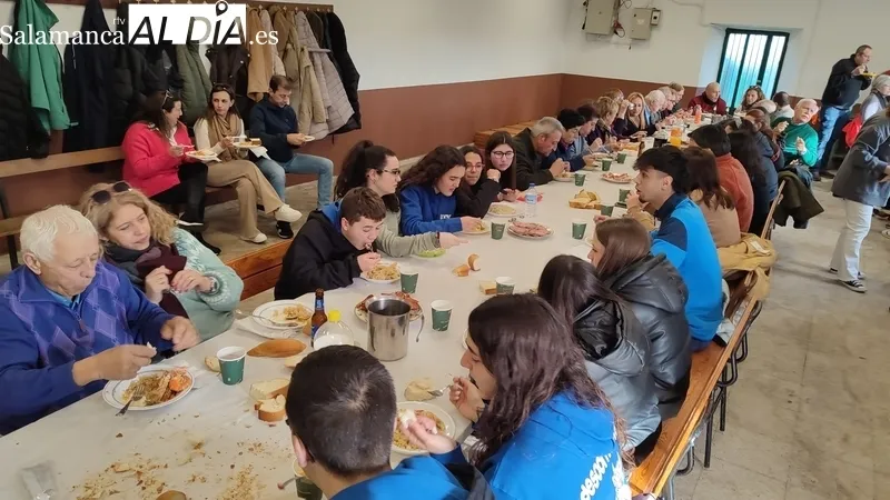 Los vecinos de Escuernavacas decían adios a las fiestas de San Vicente con una comida de hermandad  