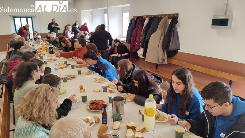 Los vecinos de Escuernavacas decían adios a las fiestas de San Vicente con una comida de hermandad  