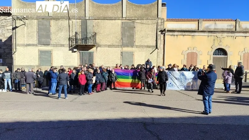 Manifestación contra la homiofobia en Aldeadávila de la Ribera / CORRAL