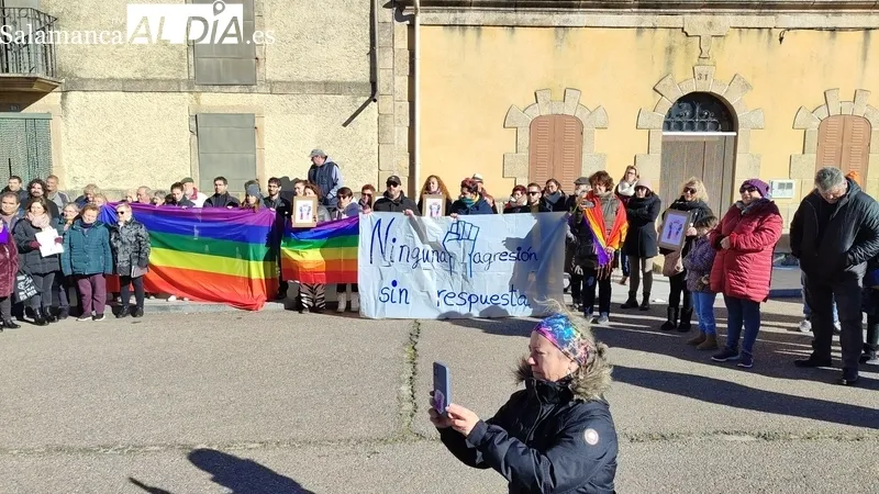 Manifestación contra la homiofobia en Aldeadávila de la Ribera / CORRAL