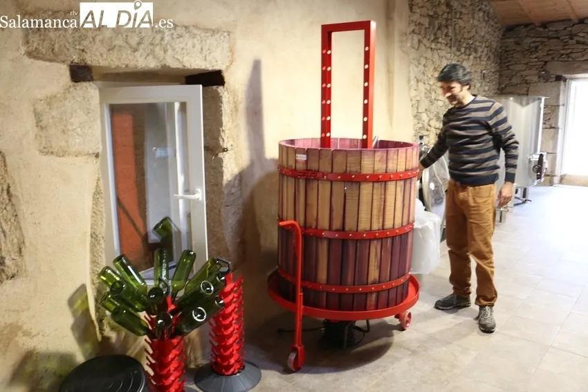 Javier Sendín y Marta Ruano decidieron abandonar la ciudad para dedicarse a la viticultura en Pereña de la Ribera / CORRAL