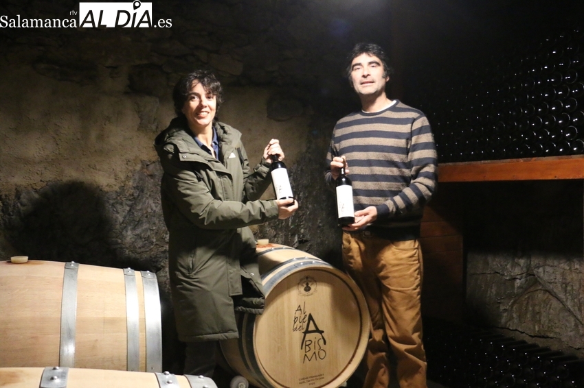 Javier Sendín y Marta Ruano decidieron abandonar la ciudad para dedicarse a la viticultura en Pereña de la Ribera / CORRAL