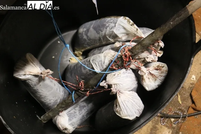 Elaboración de chorizos en la matanza realizada por Juan Campos con el sacrificio de siete cerdos / CORRAL