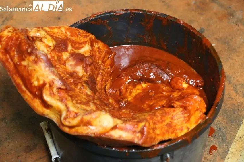 Elaboración de chorizos en la matanza realizada por Juan Campos con el sacrificio de siete cerdos / CORRAL