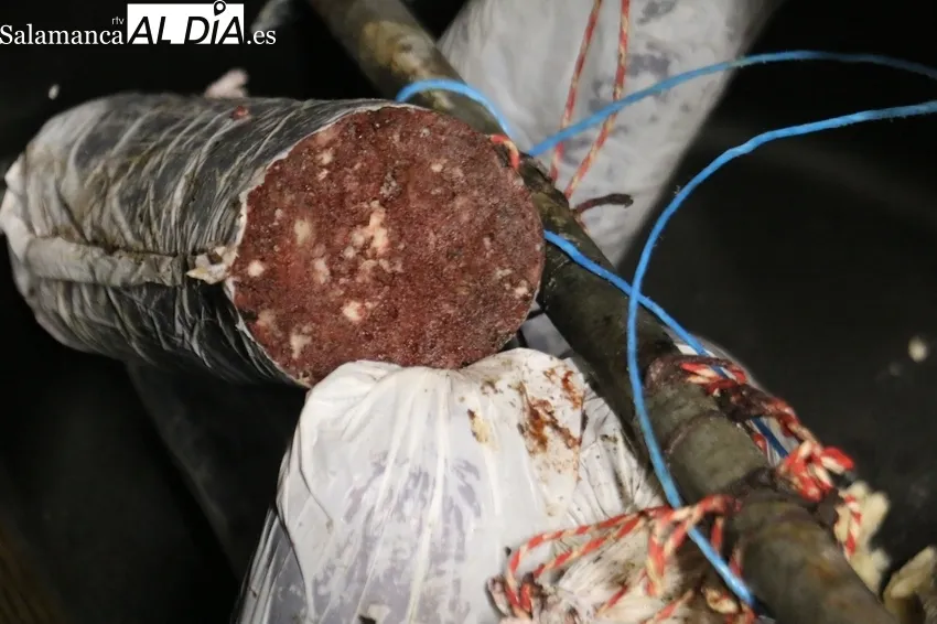 Elaboración de chorizos en la matanza realizada por Juan Campos con el sacrificio de siete cerdos / CORRAL
