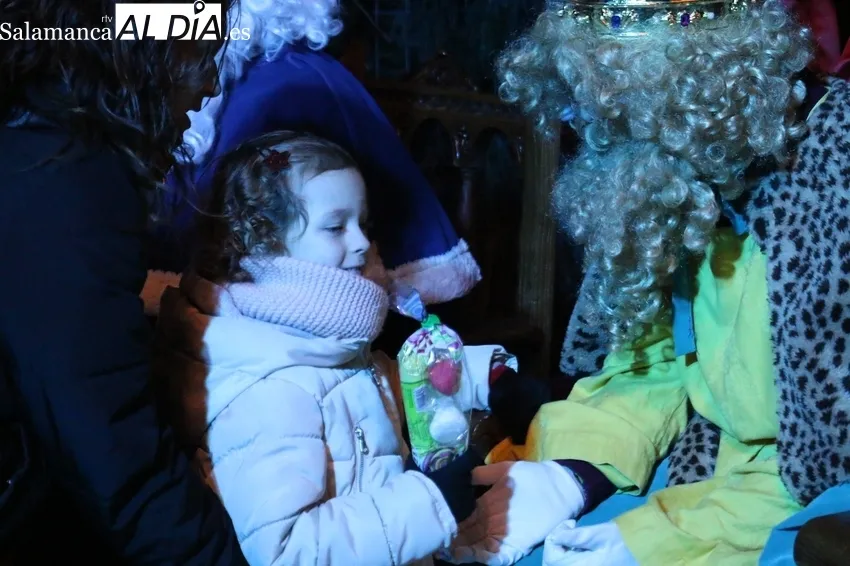 Melchor, Gaspar y Baltasar llenaron de ilusión la Plaza de Vitigudino / CORRAL