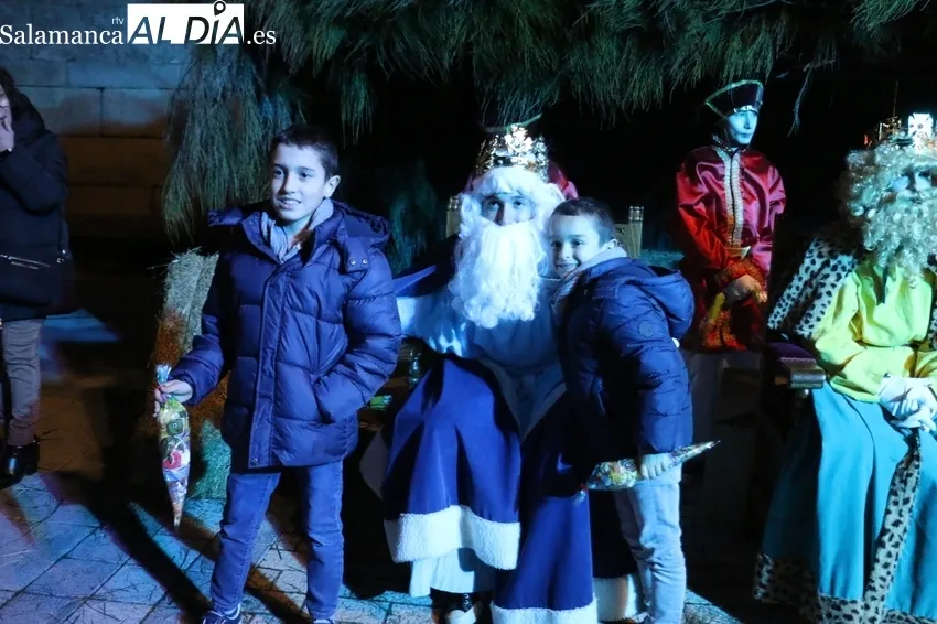 Melchor, Gaspar y Baltasar llenaron de ilusión la Plaza de Vitigudino / CORRAL