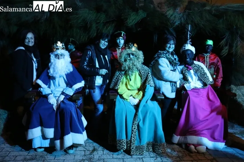 Melchor, Gaspar y Baltasar llenaron de ilusión la Plaza de Vitigudino / CORRAL