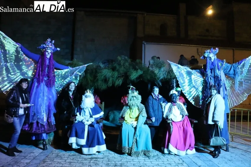 Melchor, Gaspar y Baltasar llenaron de ilusión la Plaza de Vitigudino / CORRAL