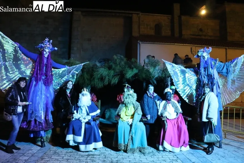 Melchor, Gaspar y Baltasar llenaron de ilusión la Plaza de Vitigudino / CORRAL