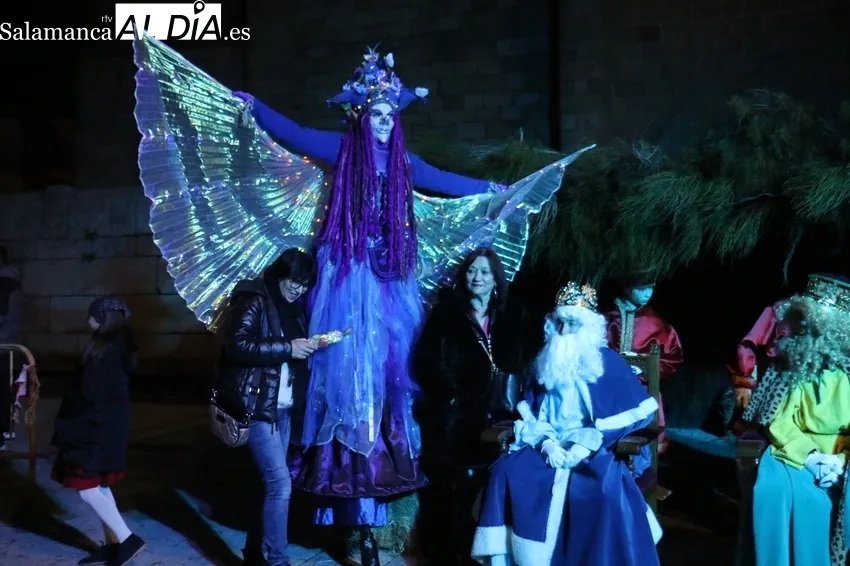 Melchor, Gaspar y Baltasar llenaron de ilusión la Plaza de Vitigudino / CORRAL