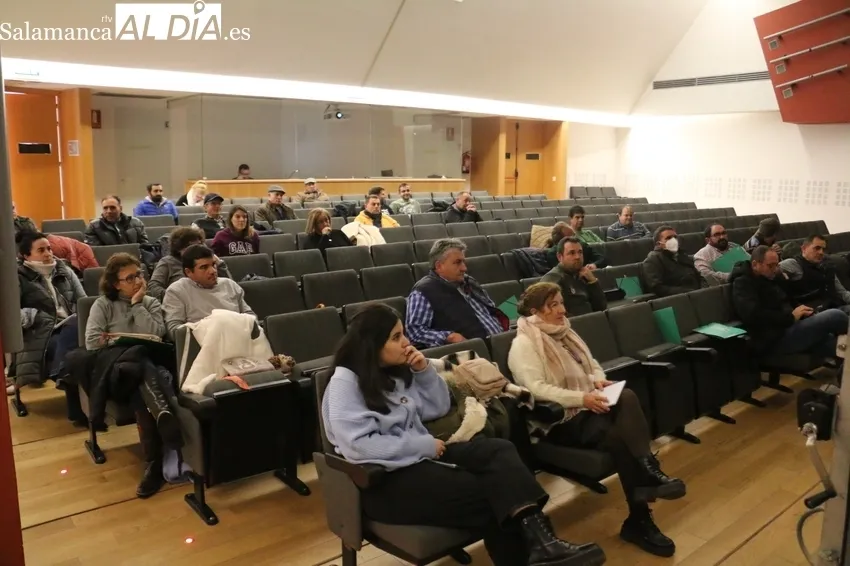Foto 10 - Interesante jornada informativa de Asaja en Vitigudino sobre sanidad animal y la reforma del pago de aut&oacute;nomos 