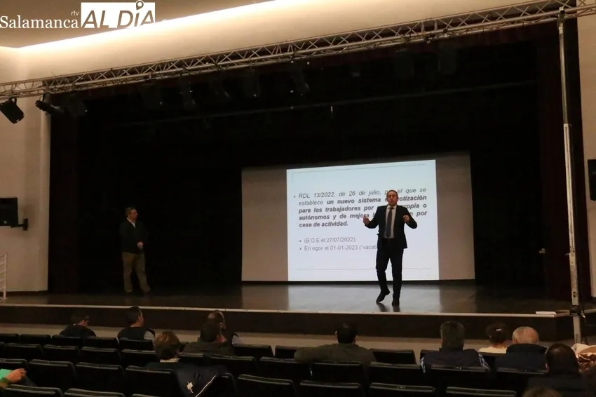 Foto 5 - Interesante jornada informativa de Asaja en Vitigudino sobre sanidad animal y la reforma del pago de aut&oacute;nomos 