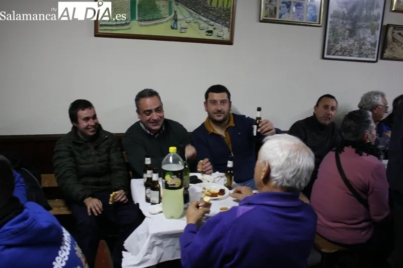 Cena de comienzo de las fiestas de San Vicente en Escuernavacas / SILVESTRE
