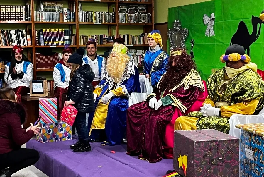 Foto 11 - Los Magos alcanzan Navasfr&iacute;as atravesando el &Aacute;gueda por el puente de El Bardal