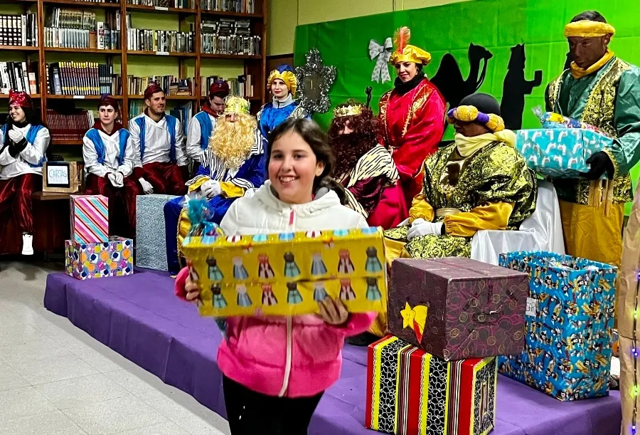 Foto 6 - Los Magos alcanzan Navasfr&iacute;as atravesando el &Aacute;gueda por el puente de El Bardal