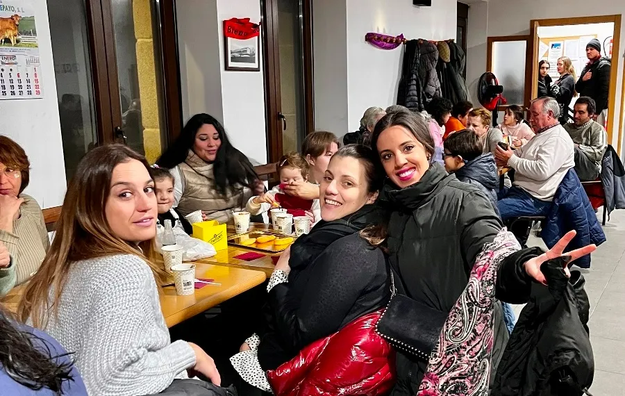 Foto 4 - Los Magos alcanzan Navasfr&iacute;as atravesando el &Aacute;gueda por el puente de El Bardal