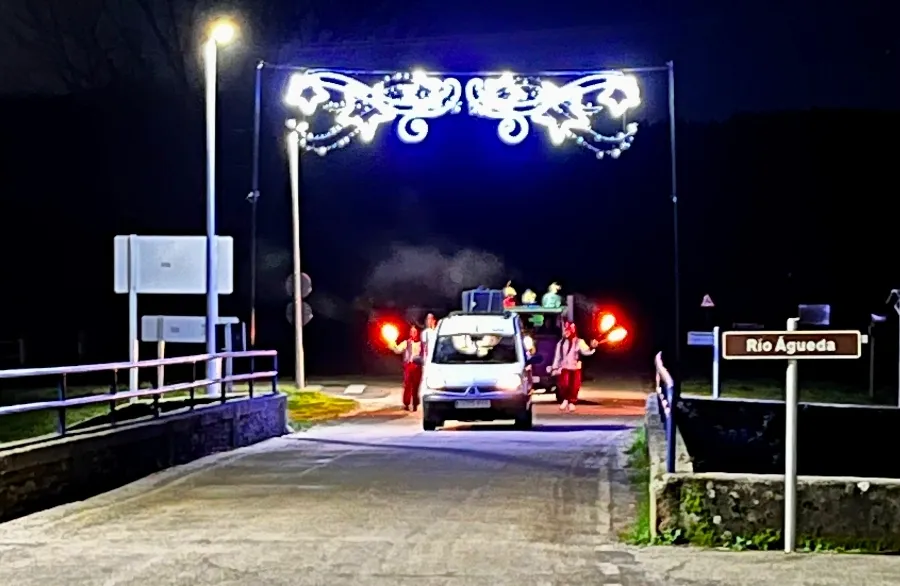 Foto 2 - Los Magos alcanzan Navasfr&iacute;as atravesando el &Aacute;gueda por el puente de El Bardal