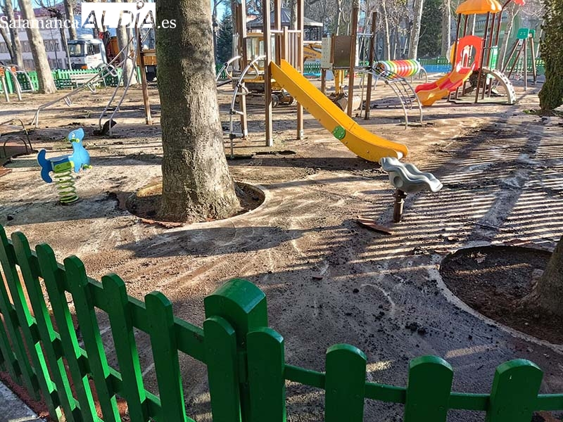 Foto 2 - Comienza la sustitución del suelo en la zona infantil del Parque Municipal de Béjar