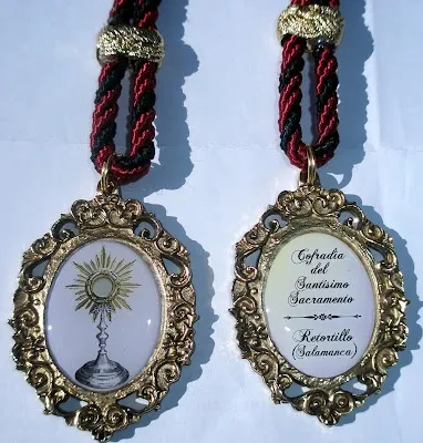 Medalla que portan los Cofrades y Capellán, cargo que ostenta el párroco de Retortillo, Jesús Gutiérrez Martín.
