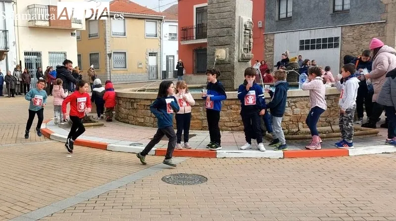 Los escolares participaron en las carreras animados por sus compañeros y familiares