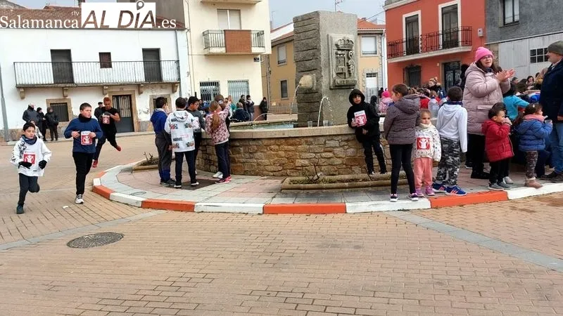 Los escolares participaron en las carreras animados por sus compañeros y familiares