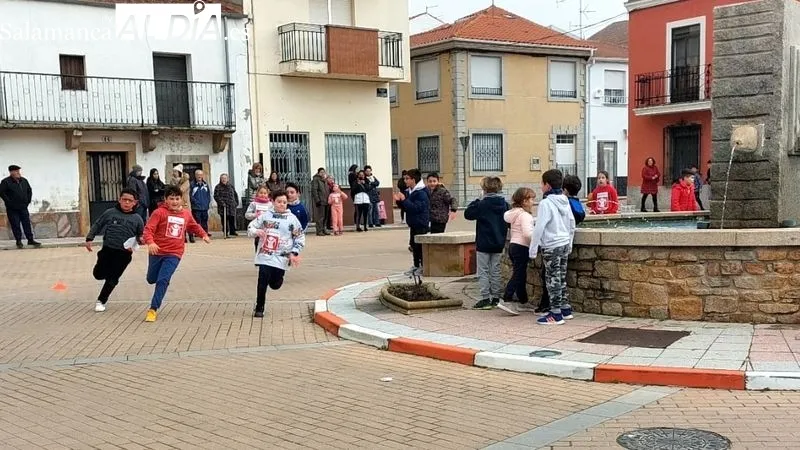 Los escolares participaron en las carreras animados por sus compañeros y familiares