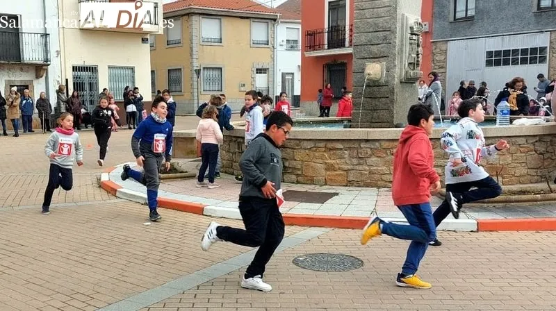Los escolares participaron en las carreras animados por sus compañeros y familiares