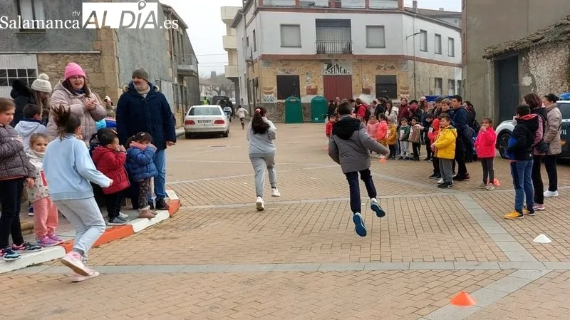 Los escolares participaron en las carreras animados por sus compañeros y familiares