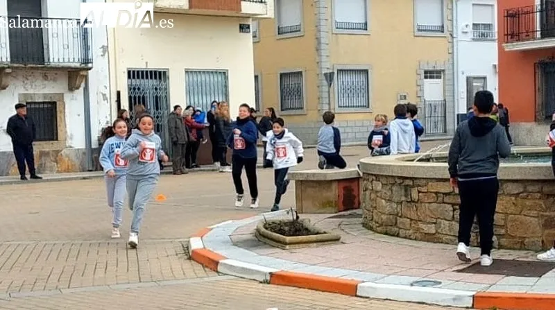 Los escolares participaron en las carreras animados por sus compañeros y familiares