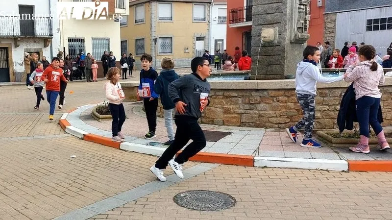Los escolares participaron en las carreras animados por sus compañeros y familiares