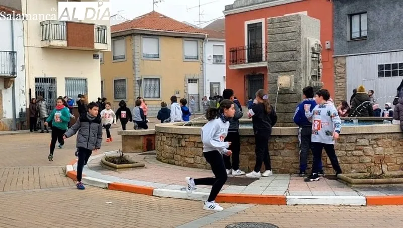 Los escolares participaron en las carreras animados por sus compañeros y familiares