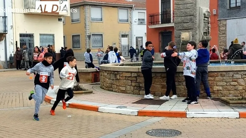 Los escolares participaron en las carreras animados por sus compañeros y familiares