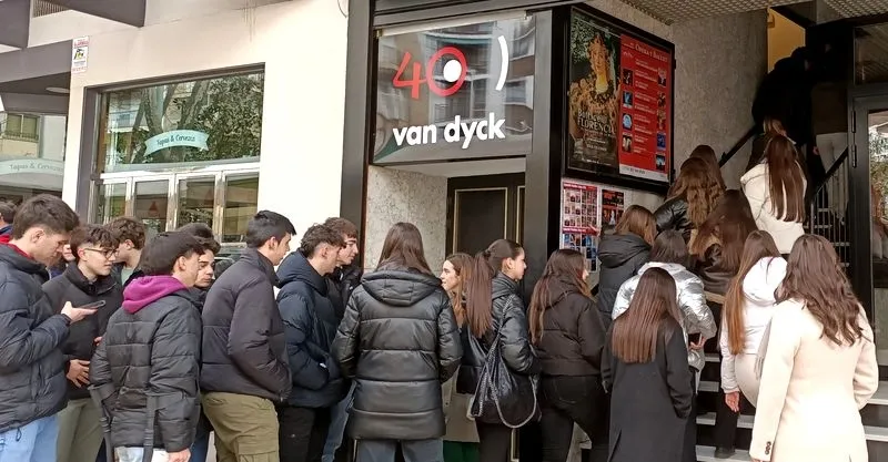 Alumnos del colegio 'Santa Teresa de Jesús' a la entrada del cine Van Dyck