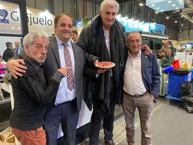 Visitantes en el stand de Guijuelo en Fitur