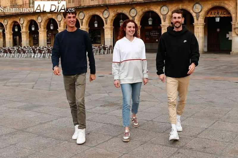 Lorena Martín, Mario García Romo y Álvaro de Arriba, en la Plaza Mayor con este medio / Fotos: David Sañudo