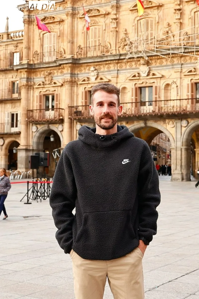 Lorena Martín, Mario García Romo y Álvaro de Arriba, en la Plaza Mayor con este medio / Fotos: David Sañudo
