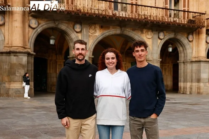 Lorena Martín, Mario García Romo y Álvaro de Arriba, en la Plaza Mayor con este medio / Fotos: David Sañudo