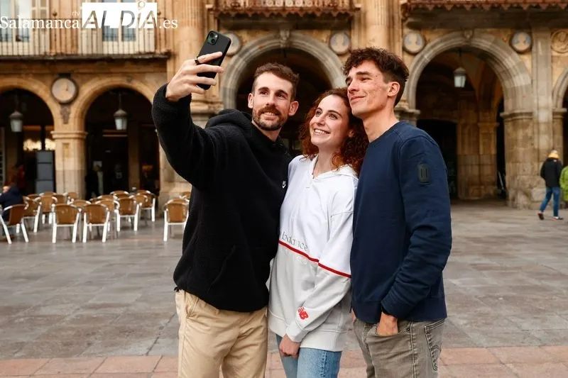 Lorena Martín, Mario García Romo y Álvaro de Arriba, en la Plaza Mayor con este medio / Fotos: David Sañudo