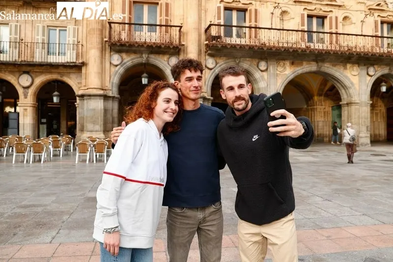 Lorena Martín, Mario García Romo y Álvaro de Arriba, en la Plaza Mayor con este medio / Fotos: David Sañudo